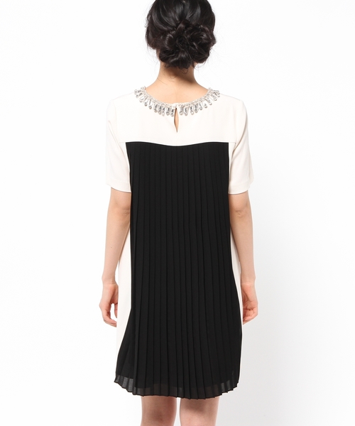 GRACE CONTINENTAL(グレースコンチネンタル)の「ビジュープリーツワンピース(ドレス・レディース・キナリ/イエロー/ピンク・36/38)」の4枚目の写真