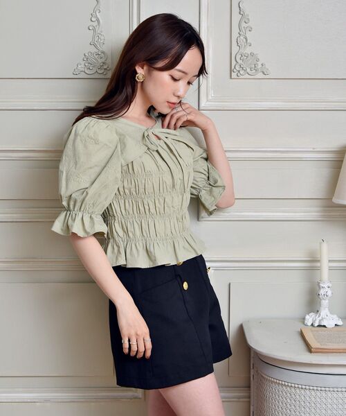 ems excite（エムズエキサイト）の「シャーリングボレロBL（シャツ/ブラウス・レディース・グリーン/ホワイト/ブラック・FREE）」の4枚目の写真