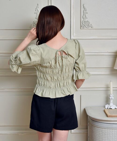 ems excite（エムズエキサイト）の「シャーリングボレロBL（シャツ/ブラウス・レディース・グリーン/ホワイト/ブラック・FREE）」の6枚目の写真