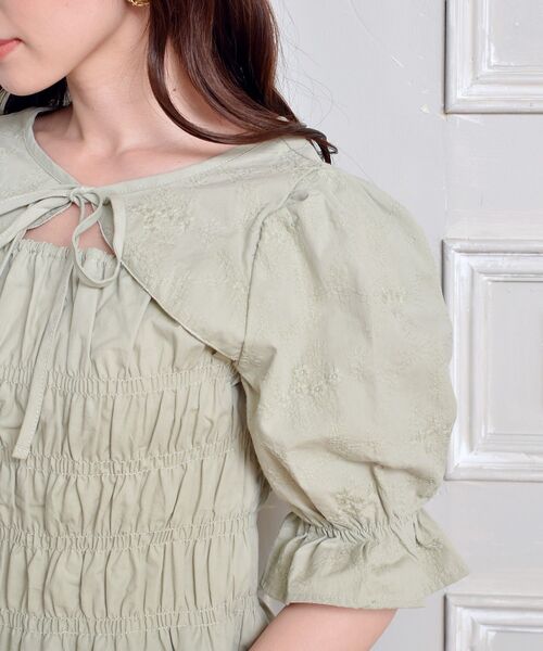 ems excite（エムズエキサイト）の「シャーリングボレロBL（シャツ/ブラウス・レディース・グリーン/ホワイト/ブラック・FREE）」の7枚目の写真