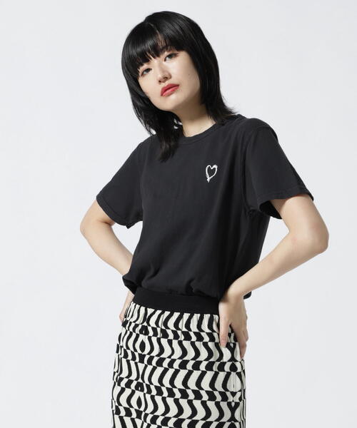 Kare/ME(カーミー)の「Kare/ME(カーミー) ハート刺繍Tシャツ(Tシャツ/カットソー・レディース・ブラック/ブルー/グリーン/ホワイト・SMALL/S/S)」の5枚目の写真