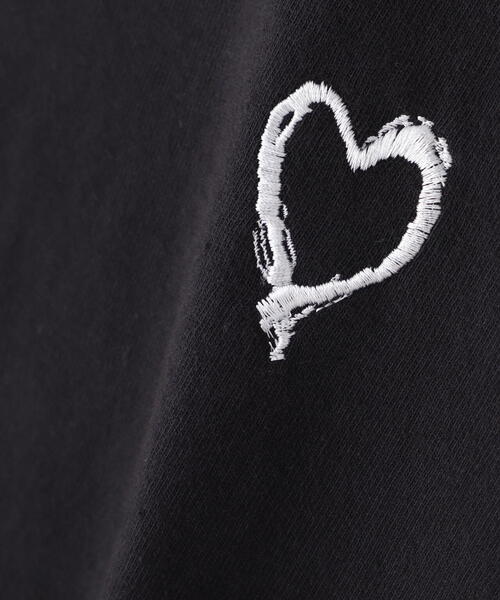 Kare/ME(カーミー)の「Kare/ME(カーミー) ハート刺繍Tシャツ(Tシャツ/カットソー・レディース・ブラック/ブルー/グリーン/ホワイト・SMALL/S/S)」の8枚目の写真