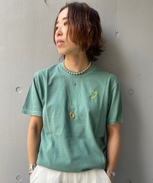 Kare/ME(カーミー)の「Kare/ME(カーミー) ハート刺繍Tシャツ(Tシャツ/カットソー・レディース・ブラック/ブルー/グリーン/ホワイト・SMALL/S/S)」の3枚目の写真