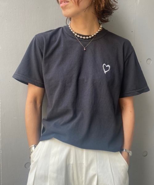 Kare/ME(カーミー)の「Kare/ME(カーミー) ハート刺繍Tシャツ(Tシャツ/カットソー・レディース・ブラック/ブルー/グリーン/ホワイト・SMALL/S/S)」の2枚目の写真