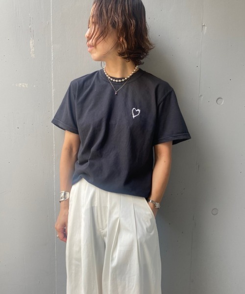 Kare/ME(カーミー)の「Kare/ME(カーミー) ハート刺繍Tシャツ(Tシャツ/カットソー・レディース・ブラック/ブルー/グリーン/ホワイト・SMALL/S/S)」の20枚目の写真