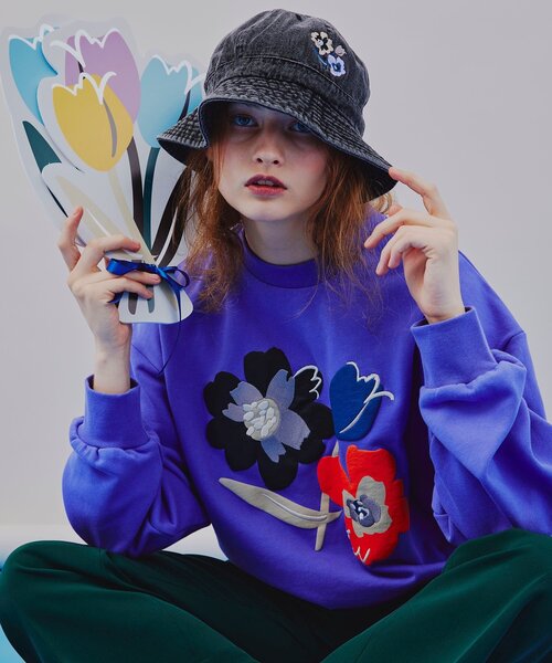 tk.TAKEO KIKUCHI(ティーケータケオキクチ)の「◆ぽっぷフラワースウェット(ユニセックスアイテム)(スウェット・メンズ・ブラック/ブルー/ライトグレー系6/パープル系・01/02/03)」の5枚目の写真