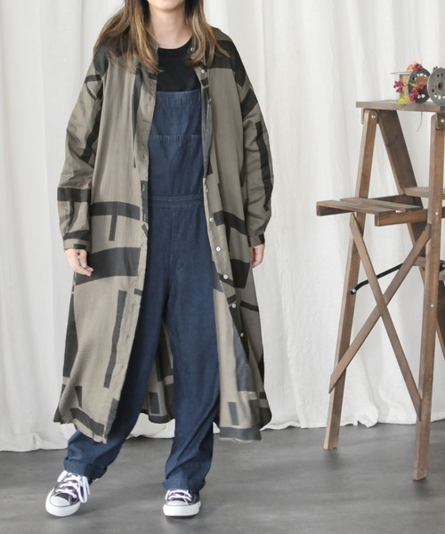 CALINER(カリネ)の「コットンボイル幾何学プリントスタンド衿ワンピース(シャツワンピース・レディース・ダークグリーン/ベージュ/ネイビー/オレンジ・M)」の1枚目の写真