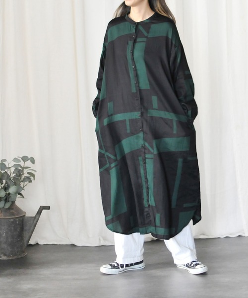 CALINER(カリネ)の「コットンボイル幾何学プリントスタンド衿ワンピース(シャツワンピース・レディース・ダークグリーン/ベージュ/ネイビー/オレンジ・M)」の2枚目の写真