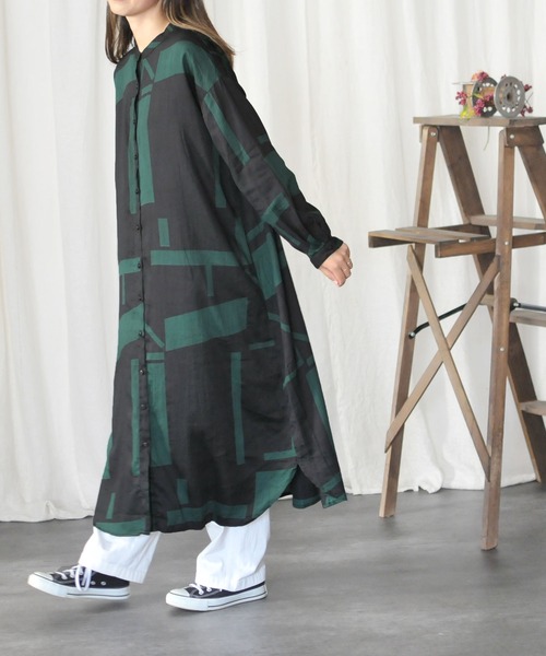 CALINER(カリネ)の「コットンボイル幾何学プリントスタンド衿ワンピース(シャツワンピース・レディース・ダークグリーン/ベージュ/ネイビー/オレンジ・M)」の8枚目の写真