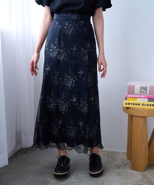 mysty woman(ミスティウーマン)の「フローラル刺繍フレアスカート 185796(スカート・レディース・ブラック/アイボリー/モカ・FREE)」の3枚目の写真