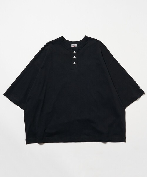 FREAK'S STORE(フリークスストア)の「【限定展開】CHOW DOWN/チャウダウン ビッグシルエット ワンポイント刺繍 ヘンリーネックTシャツ/ワイドシルエット(Tシャツ/カットソー・メンズ・アッシュグレー/ネイビー/ダークグリーン/グレイッシュベージュ/ブラック/ホワイト・SMALL/MEDIUM/LARGE)」の7枚目の写真