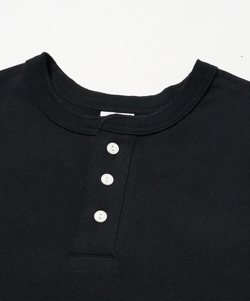 FREAK'S STORE(フリークスストア)の「【限定展開】CHOW DOWN/チャウダウン ビッグシルエット ワンポイント刺繍 ヘンリーネックTシャツ/ワイドシルエット(Tシャツ/カットソー・メンズ・アッシュグレー/ネイビー/ダークグリーン/グレイッシュベージュ/ブラック/ホワイト・SMALL/MEDIUM/LARGE)」の9枚目の写真