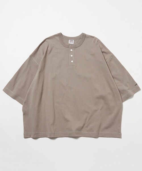 FREAK'S STORE(フリークスストア)の「【限定展開】CHOW DOWN/チャウダウン ビッグシルエット ワンポイント刺繍 ヘンリーネックTシャツ/ワイドシルエット(Tシャツ/カットソー・メンズ・アッシュグレー/ネイビー/ダークグリーン/グレイッシュベージュ/ブラック/ホワイト・SMALL/MEDIUM/LARGE)」の16枚目の写真