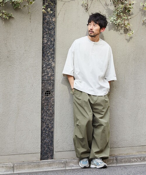 FREAK'S STORE(フリークスストア)の「【限定展開】CHOW DOWN/チャウダウン ビッグシルエット ワンポイント刺繍 ヘンリーネックTシャツ/ワイドシルエット(Tシャツ/カットソー・メンズ・アッシュグレー/ネイビー/ダークグリーン/グレイッシュベージュ/ブラック/ホワイト・SMALL/MEDIUM/LARGE)」の18枚目の写真