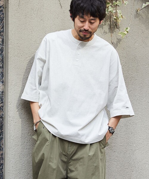 FREAK'S STORE(フリークスストア)の「【限定展開】CHOW DOWN/チャウダウン ビッグシルエット ワンポイント刺繍 ヘンリーネックTシャツ/ワイドシルエット(Tシャツ/カットソー・メンズ・アッシュグレー/ネイビー/ダークグリーン/グレイッシュベージュ/ブラック/ホワイト・SMALL/MEDIUM/LARGE)」の19枚目の写真