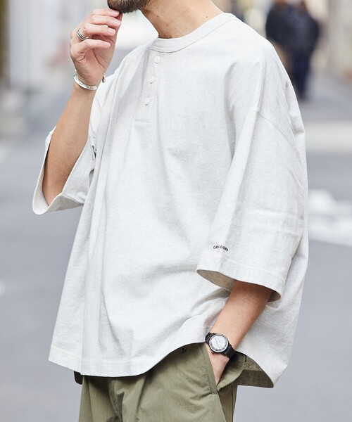 FREAK'S STORE(フリークスストア)の「【限定展開】CHOW DOWN/チャウダウン ビッグシルエット ワンポイント刺繍 ヘンリーネックTシャツ/ワイドシルエット(Tシャツ/カットソー・メンズ・アッシュグレー/ネイビー/ダークグリーン/グレイッシュベージュ/ブラック/ホワイト・SMALL/MEDIUM/LARGE)」の21枚目の写真