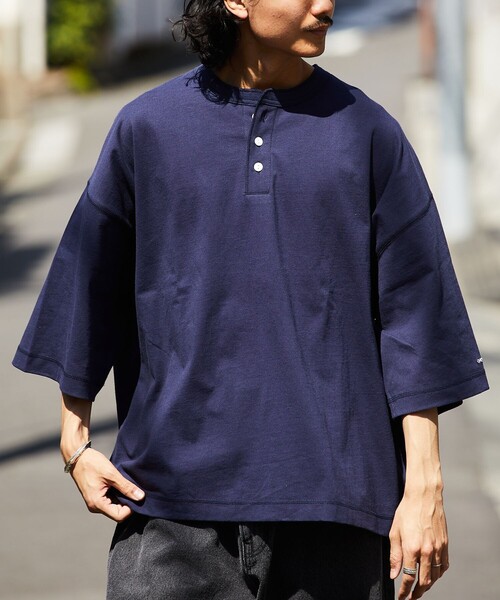 FREAK'S STORE(フリークスストア)の「【限定展開】CHOW DOWN/チャウダウン ビッグシルエット ワンポイント刺繍 ヘンリーネックTシャツ/ワイドシルエット(Tシャツ/カットソー・メンズ・アッシュグレー/ネイビー/ダークグリーン/グレイッシュベージュ/ブラック/ホワイト・SMALL/MEDIUM/LARGE)」の6枚目の写真