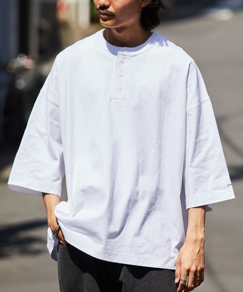 FREAK'S STORE(フリークスストア)の「【限定展開】CHOW DOWN/チャウダウン ビッグシルエット ワンポイント刺繍 ヘンリーネックTシャツ/ワイドシルエット(Tシャツ/カットソー・メンズ・アッシュグレー/ネイビー/ダークグリーン/グレイッシュベージュ/ブラック/ホワイト・SMALL/MEDIUM/LARGE)」の2枚目の写真