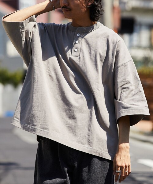 FREAK'S STORE(フリークスストア)の「【限定展開】CHOW DOWN/チャウダウン ビッグシルエット ワンポイント刺繍 ヘンリーネックTシャツ/ワイドシルエット(Tシャツ/カットソー・メンズ・アッシュグレー/ネイビー/ダークグリーン/グレイッシュベージュ/ブラック/ホワイト・SMALL/MEDIUM/LARGE)」の5枚目の写真