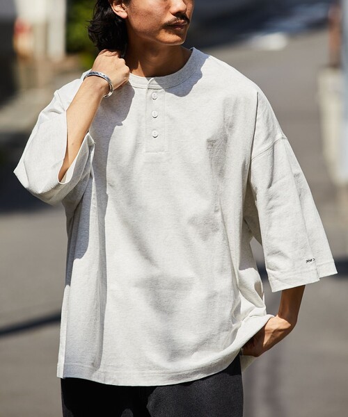 FREAK'S STORE(フリークスストア)の「【限定展開】CHOW DOWN/チャウダウン ビッグシルエット ワンポイント刺繍 ヘンリーネックTシャツ/ワイドシルエット(Tシャツ/カットソー・メンズ・アッシュグレー/ネイビー/ダークグリーン/グレイッシュベージュ/ブラック/ホワイト・SMALL/MEDIUM/LARGE)」の4枚目の写真