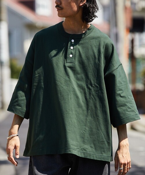 FREAK'S STORE(フリークスストア)の「【限定展開】CHOW DOWN/チャウダウン ビッグシルエット ワンポイント刺繍 ヘンリーネックTシャツ/ワイドシルエット(Tシャツ/カットソー・メンズ・アッシュグレー/ネイビー/ダークグリーン/グレイッシュベージュ/ブラック/ホワイト・SMALL/MEDIUM/LARGE)」の1枚目の写真