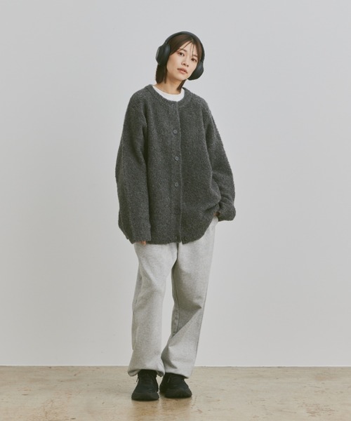 flaner（フラネ）の「Loose boucle knit cardigan / ルーズブークレニットカーディガン（カーディガン/ボレロ・レディース・グレー/カーキ/オレンジ/チャコールグレー/ダークブラウン・LARGE/MEDIUM）」の21枚目の写真