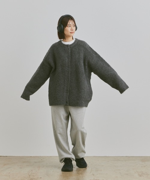 flaner（フラネ）の「Loose boucle knit cardigan / ルーズブークレニットカーディガン（カーディガン/ボレロ・レディース・グレー/カーキ/オレンジ/チャコールグレー/ダークブラウン・LARGE/MEDIUM）」の22枚目の写真