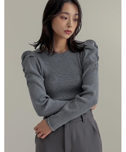 Re:EDIT(リエディ)の「ショルダータックパフスリーブクルーネックニットトップス(ニット/セーター・レディース・アイボリー/ブラック/ブラック系その他/グレー・MEDIUM/LARGE)」の4枚目の写真