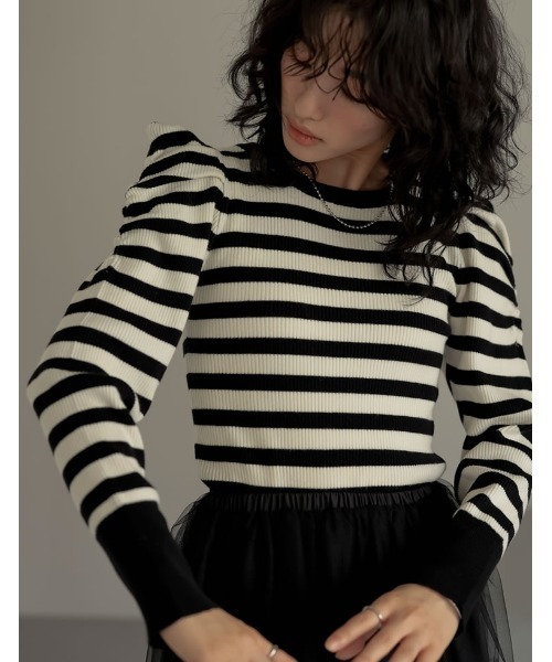 Re:EDIT(リエディ)の「ショルダータックパフスリーブクルーネックニットトップス(ニット/セーター・レディース・アイボリー/ブラック/ブラック系その他/グレー・MEDIUM/LARGE)」の5枚目の写真