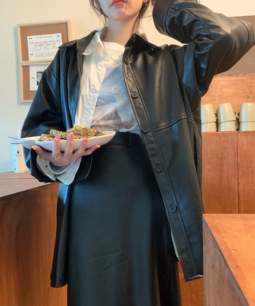 VitaFelice（ヴィータフェリーチェ）の「オーバーサイズ  フェイクレザー シャツ ジャケット（その他アウター・レディース・ブラック・MEDIUM/SMALL）」の15枚目の写真