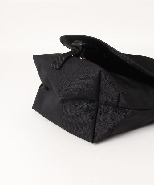 Manhattan Portage（マンハッタンポーテージ）の「Casual Messenger Bag JR Canvas Art Print 2023（メッセンジャーバッグ・メンズ・ブラック・SMALL）」の16枚目の写真