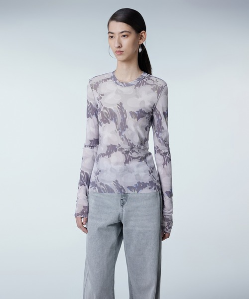 JNBY(ジェーエヌビーワイ)の「Abstract Graffiti Floral Scond Skin Top(Tシャツ/カットソー・レディース・ピンク/ブルー/グレー・40/38/36)」の2枚目の写真