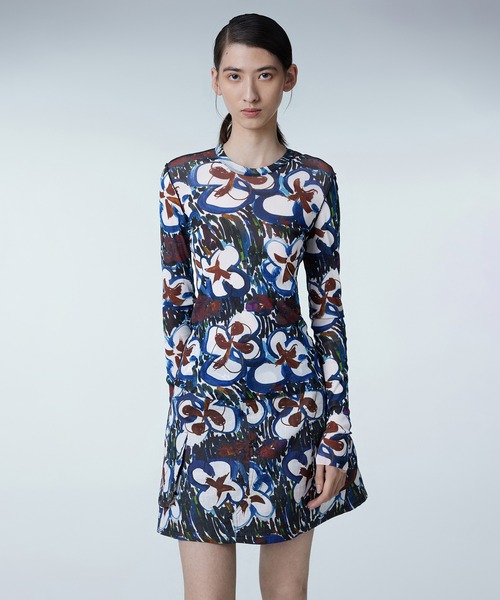 JNBY(ジェーエヌビーワイ)の「Abstract Graffiti Floral Scond Skin Top(Tシャツ/カットソー・レディース・ピンク/ブルー/グレー・40/38/36)」の1枚目の写真