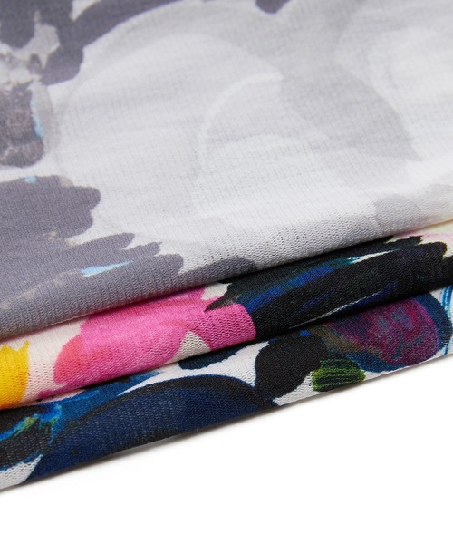 JNBY(ジェーエヌビーワイ)の「Abstract Graffiti Floral Scond Skin Top(Tシャツ/カットソー・レディース・ピンク/ブルー/グレー・40/38/36)」の13枚目の写真