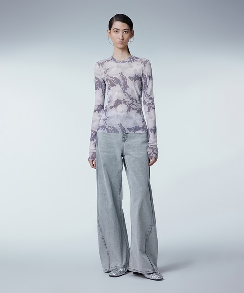 JNBY(ジェーエヌビーワイ)の「Abstract Graffiti Floral Scond Skin Top(Tシャツ/カットソー・レディース・ピンク/ブルー/グレー・40/38/36)」の5枚目の写真