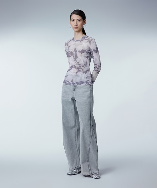 JNBY(ジェーエヌビーワイ)の「Abstract Graffiti Floral Scond Skin Top(Tシャツ/カットソー・レディース・ピンク/ブルー/グレー・40/38/36)」の6枚目の写真