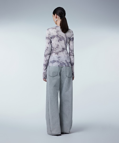 JNBY(ジェーエヌビーワイ)の「Abstract Graffiti Floral Scond Skin Top(Tシャツ/カットソー・レディース・ピンク/ブルー/グレー・40/38/36)」の7枚目の写真