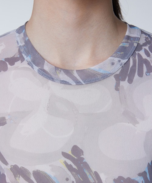 JNBY(ジェーエヌビーワイ)の「Abstract Graffiti Floral Scond Skin Top(Tシャツ/カットソー・レディース・ピンク/ブルー/グレー・40/38/36)」の8枚目の写真