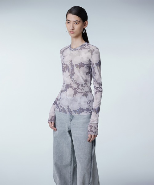 JNBY(ジェーエヌビーワイ)の「Abstract Graffiti Floral Scond Skin Top(Tシャツ/カットソー・レディース・ピンク/ブルー/グレー・40/38/36)」の4枚目の写真