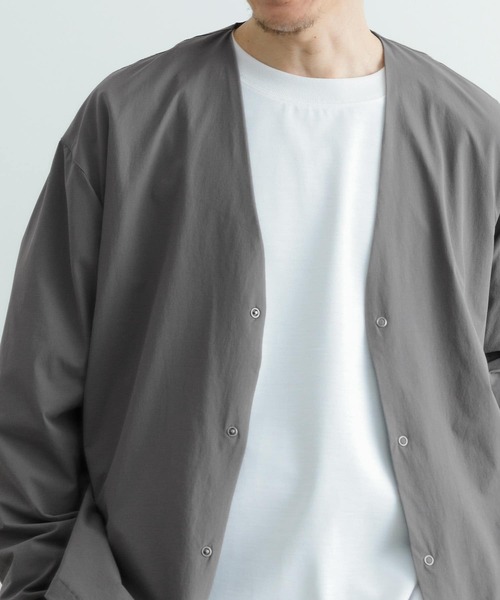 ITEMS URBANRESEARCH（アイテムズ アーバンリサーチ）の「『接触冷感』ハイストレッチナイロン R.ドットボタン カーディガン（その他アウター・メンズ・ブラック/チャコールグレー・MEDIUM/LARGE）」の3枚目の写真