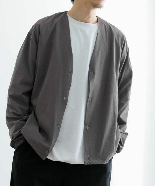 ITEMS URBANRESEARCH（アイテムズ アーバンリサーチ）の「『接触冷感』ハイストレッチナイロン R.ドットボタン カーディガン（その他アウター・メンズ・ブラック/チャコールグレー・MEDIUM/LARGE）」の4枚目の写真