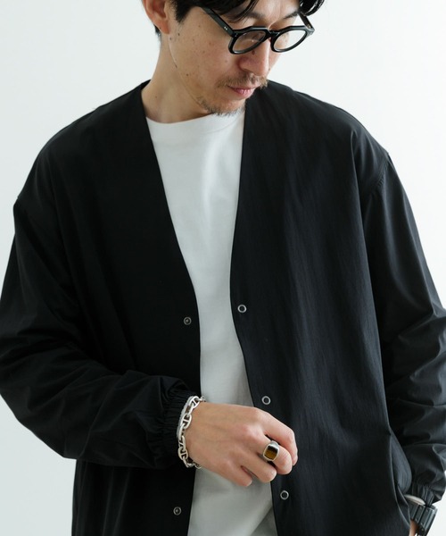 ITEMS URBANRESEARCH（アイテムズ アーバンリサーチ）の「『接触冷感』ハイストレッチナイロン R.ドットボタン カーディガン（その他アウター・メンズ・ブラック/チャコールグレー・MEDIUM/LARGE）」の8枚目の写真