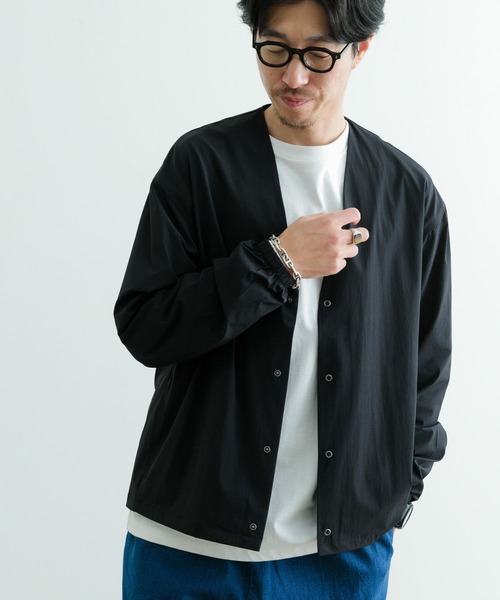 ITEMS URBANRESEARCH（アイテムズ アーバンリサーチ）の「『接触冷感』ハイストレッチナイロン R.ドットボタン カーディガン（その他アウター・メンズ・ブラック/チャコールグレー・MEDIUM/LARGE）」の9枚目の写真