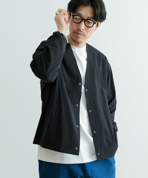 ITEMS URBANRESEARCH（アイテムズ アーバンリサーチ）の「『接触冷感』ハイストレッチナイロン R.ドットボタン カーディガン（その他アウター・メンズ・ブラック/チャコールグレー・MEDIUM/LARGE）」の10枚目の写真