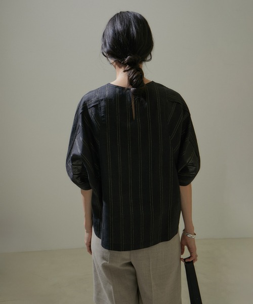 SALON adam et rope'(サロン アダム エ ロペ)の「【WEB限定】ドビーラメストライプブラウス/24SS(シャツ/ブラウス・レディース・ブラック系その他/ベージュ系その他・FREE)」の7枚目の写真