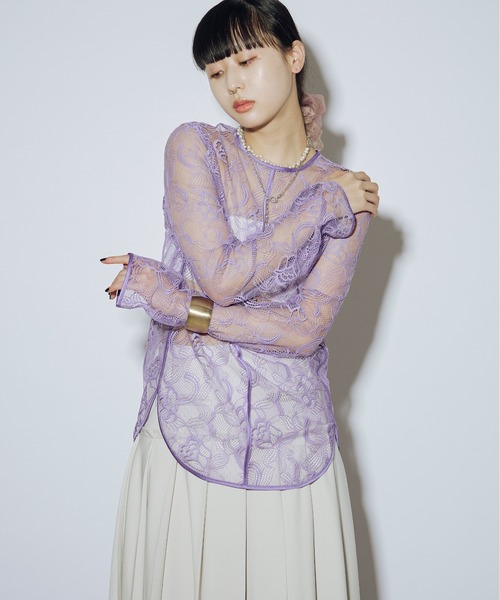 【fiolily】フラワーレースギャザートップス　ブルー fiolily】フラワーレースギャザートップス ブルー TOPSの商品