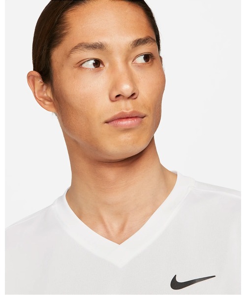 NIKE(ナイキ)の「《NIKEアパレル》コートDRIーFITヴィクトリーS/Sトップ(Tシャツ/カットソー・メンズ・ホワイト/ブラック・XL/L/M/S/2XL)」の6枚目の写真