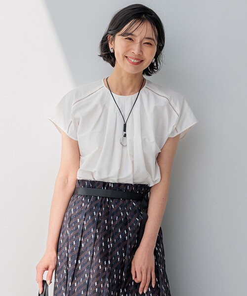 23区 S(ニジュウサンクチイサイサイズ)の「【洗える】シャルマンエンブロイダリー Tブラウス(シャツ/ブラウス・レディース・ふじ色系/ダークブラウン系/スモーキーグリーン系/ホワイト系・32)」の2枚目の写真