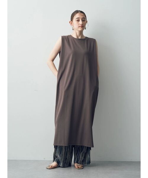 YECCA VECCA(イェッカヴェッカ)の「ノースリーブカットワンピース(ワンピース・レディース・ライトベージュ/ブラック/チャコールグレー・FREE)」の4枚目の写真
