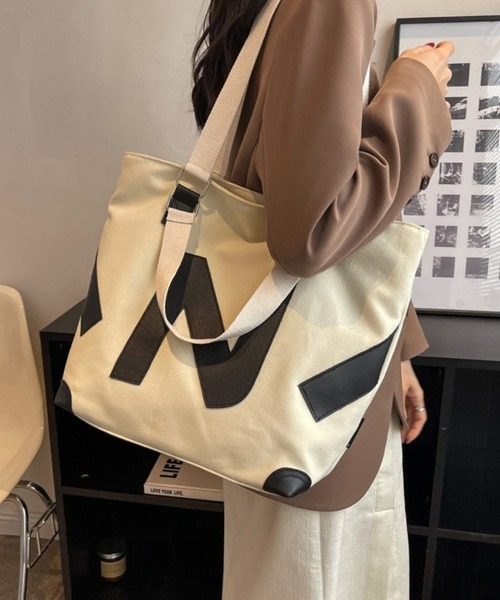 SEU(エスイーユー)の「大容量カジュアルキャンバストートバッグ A4 3wayNイニシャルレザー オフィス(トートバッグ・レディース・ベージュ/アイボリー/ブラック・フリー)」の8枚目の写真